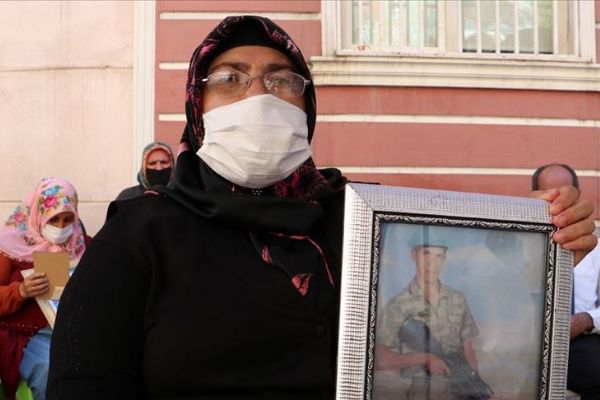 'Ne istiyorlar evlatlarımızdan, nereye kadar tutacaklar ellerinde?'