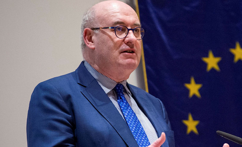 Kovid-19 kurallarına uymayan AB Komiseri istifa etti