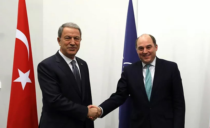 Bakan Akar, İngiliz mevkidaşı ile görüştü