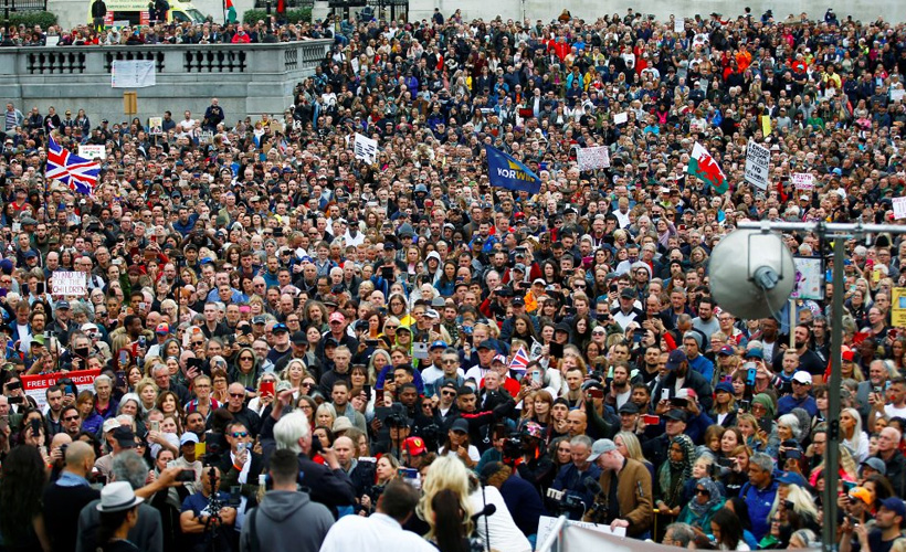 İngiltere'de koronavirüs ve aşı karşıtı protesto
