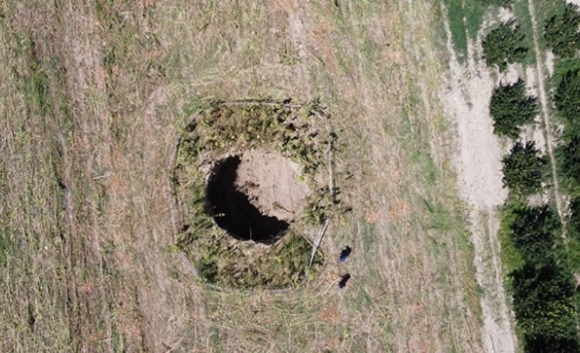 Denizli'de ay çekirdeği tarlasında meydana gelen obruk korkuttu
