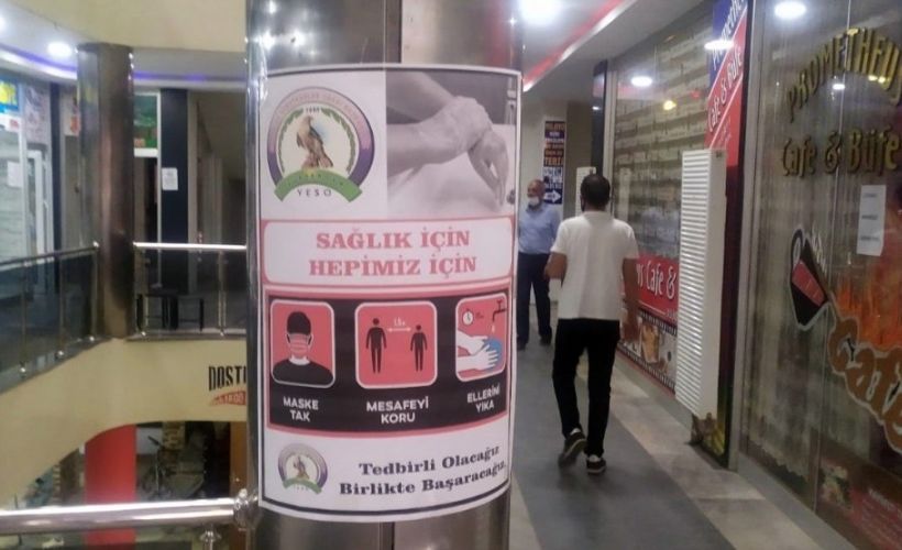 Yüksekova�da korona virüse karşı �tedbirli olalım� afişleri asıldı