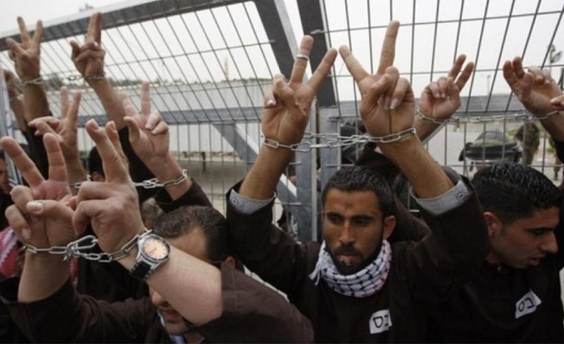 İsrail baskın güçleri, hapishanedeki Filistinli tutuklulara saldırdı