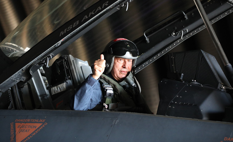 Bakan Akar, yeni uçuş eğitim yılını özel uçuşla açtı