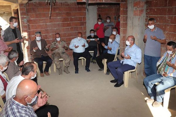 Bakan Soylu selde hayatını kaybeden Özdemir'in ailesine taziye ziyaretinde bulundu