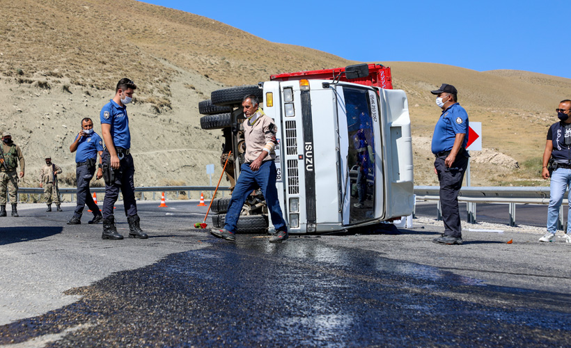 Van'da kamyonet devrildi: 2 yaralı