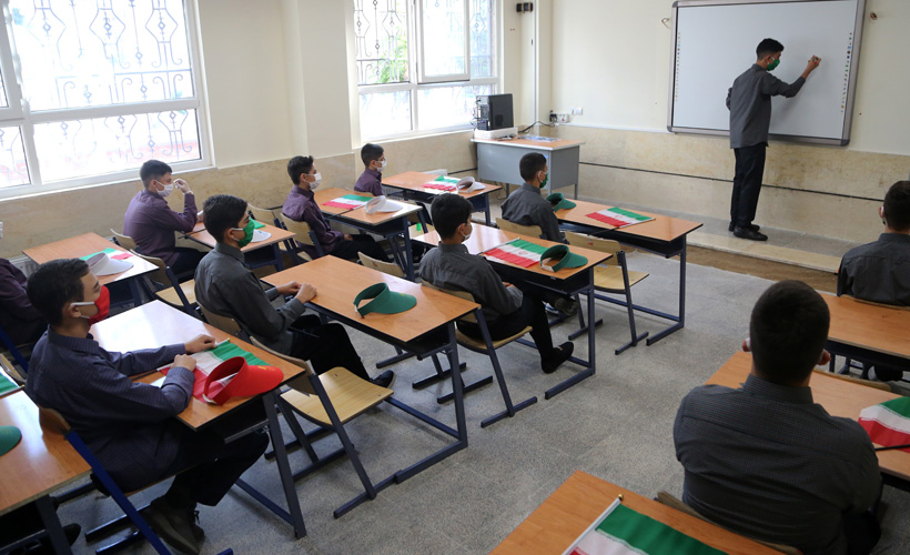 İran'da okulların açılmasına tepki