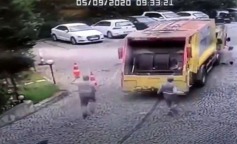 Kabini düşen çöp kamyonu evin bahçesine girdi