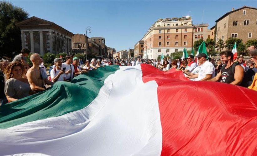 İtalya'da Kovid-19 önlemleri protesto edildi