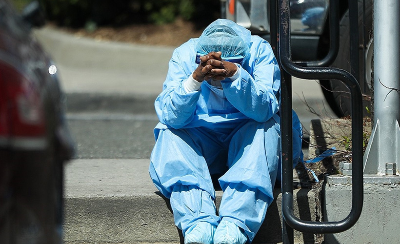 Koronavirüs ölümleri dünya genelinde 900 bini geçti