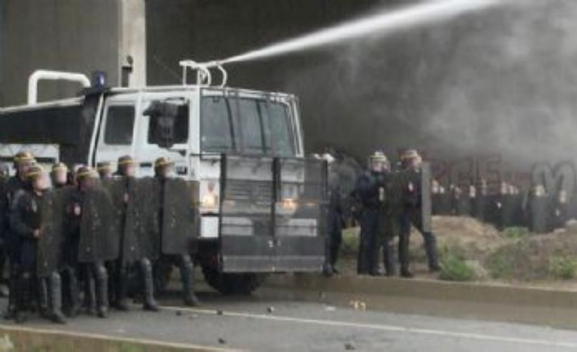 İtfaiyecilerden, Fransız polisine tazyikli su ile müdahale