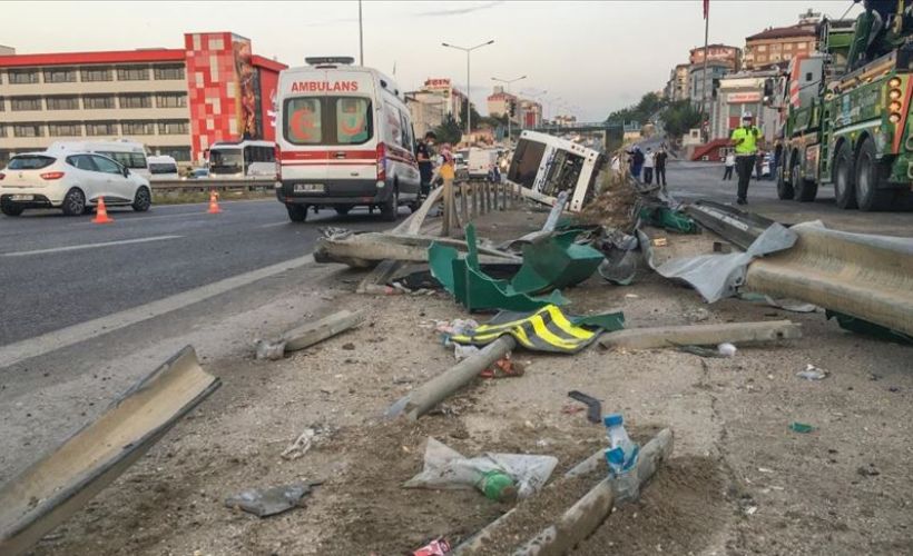 İstanbul'da yolcu otobüsü devrildi: 11 yaralı