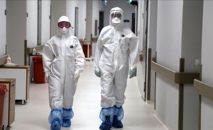 Kovid-19 ile mücadelenin ‘beyaz melekleri’ hastalara moral veriyor