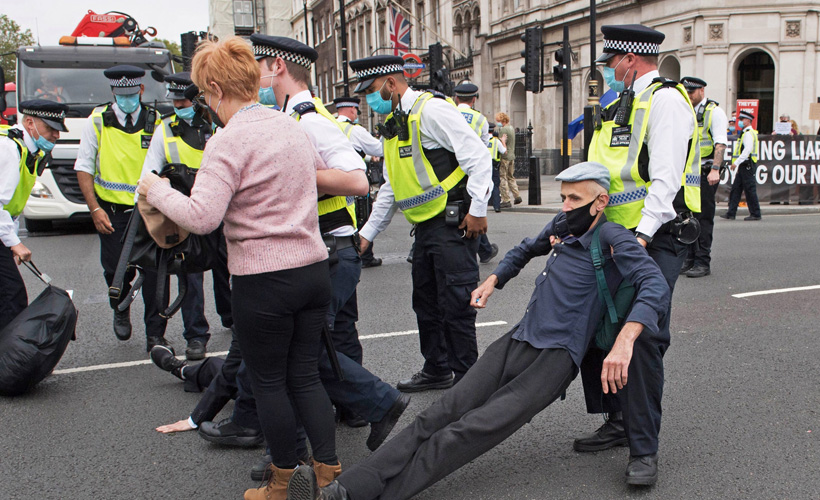 İngiltere'de ''6 kişi kuralı'' protesto edildi