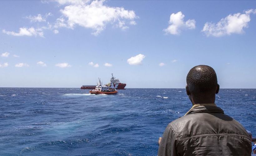 Düzensiz göçmenleri taşıyan tekne battı