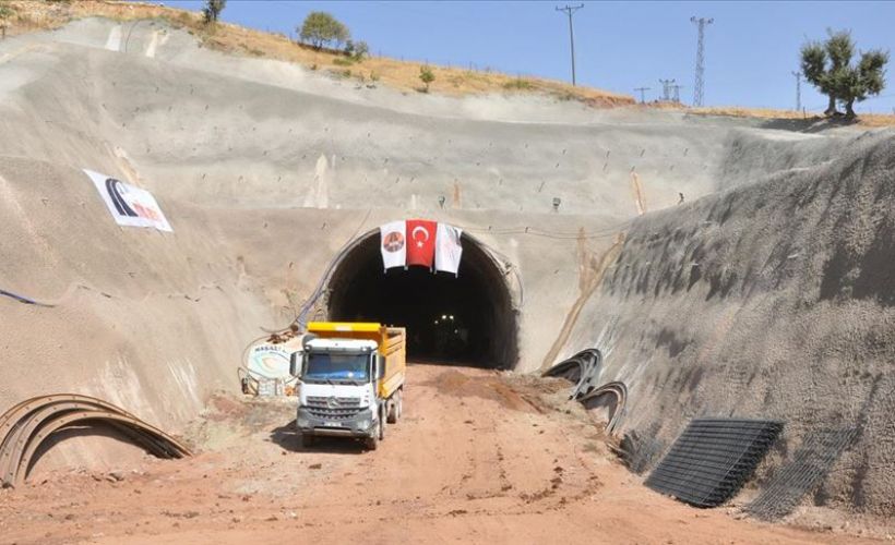 Terör örgütünün engellemelerine rağmen 'Eruh-Fındık Yolu ve Tünel Projesi' sürüyor