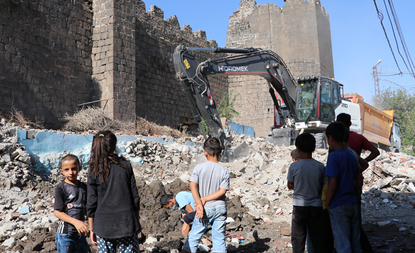 Diyarbakır surlarındaki kaçak yapılar yıkılıyor