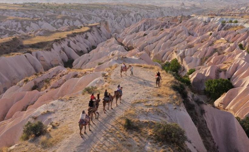 Kapadokya'nın masalsı manzarasını deve safari ile keşfediyorlar