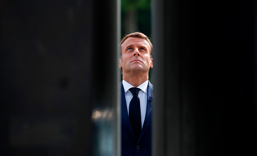 “Macron boyunu aşan sularda”