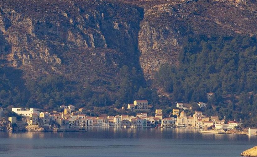 Meis Adası'ndaki insan hareketliliği Kaş'tan rahatça görülebiliyor