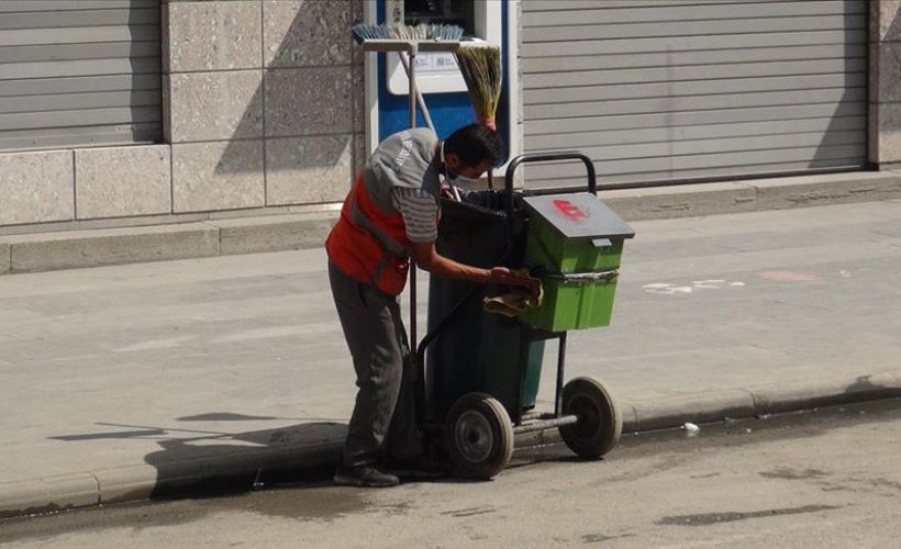 Çöp arabasını özenle temizleyen temizlik işçisi sosyal medyada ilgi odağı oldu