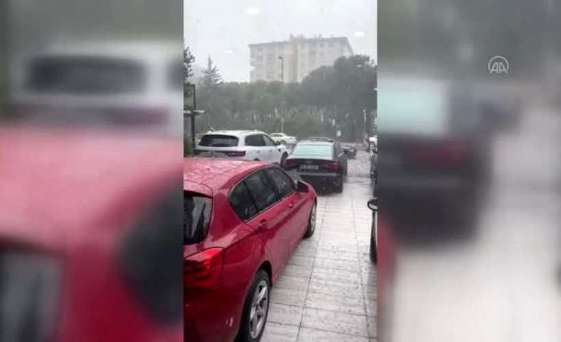 Galericiler araçların doluya karşı hasar görmemesi için üzerlerini halı, köpük battaniye ile kapattı