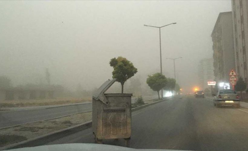 Konya'da oluşan toz bulutu hayatı olumsuz etkiledi