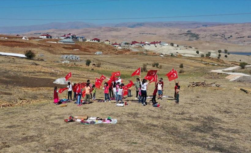 Çalıkuşu Tuğba, köylerde okuma atölyeleri kurarak öğrencilerin gönlüne dokunuyor