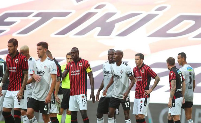 Gençler 'Kartalı'  evinde  tek kurşunla avladı