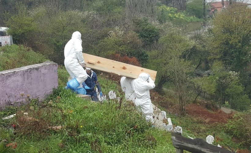 Koronavirüsten ölen 5 kişi tabutlarıyla birlikte toprağa verildi