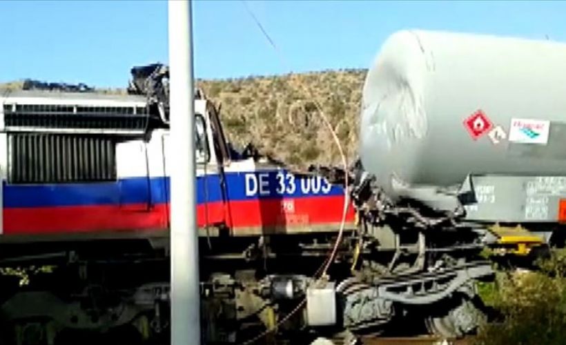 Yük trenlerinin çarpışması sonucu makinistler yaralandı