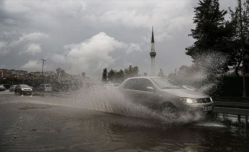 İstanbul'un bazı ilçelerinde sağanak etkili oldu
