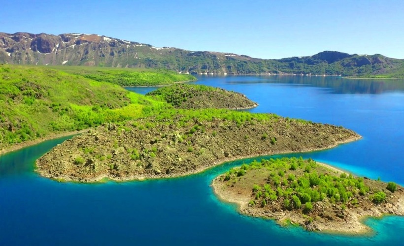 Nemrut Gölü dört mevsim  göz dolduruyor