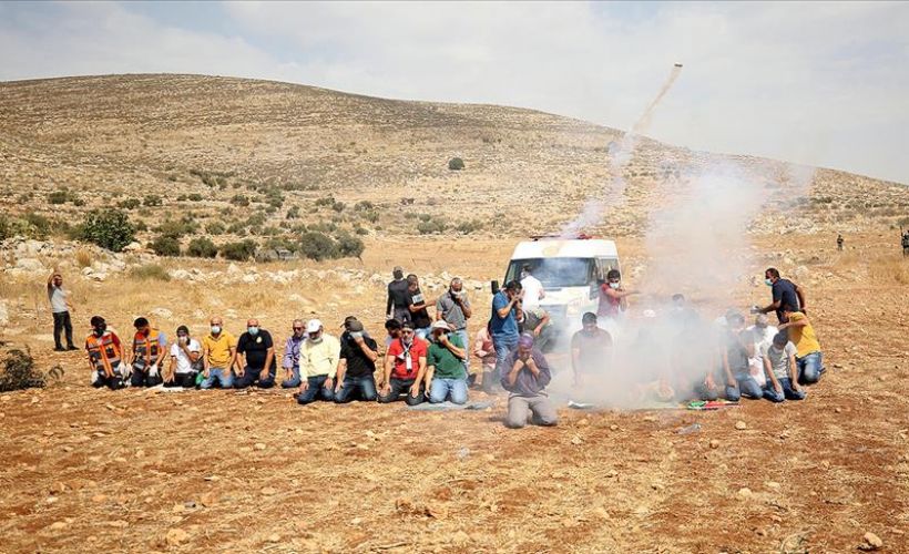 İsrail güçleri Filistinlilere göz yaşartıcı gazla saldırdı