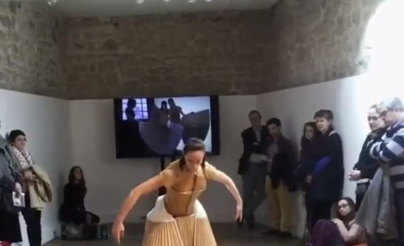 Bu kıyafet, hareket ettikçe farklı hale bürünüyor