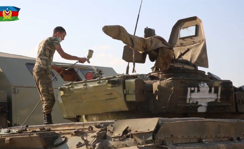 Azerbaycan ordusu, Ermenistan ordusuna ait askeri teçhizatı kendi ordusunun kullandığı renklere boyadı