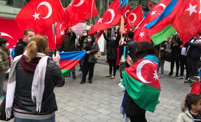 Almanya'da yaşayan Türkler Azerbaycan'a destek mitingi düzenledi