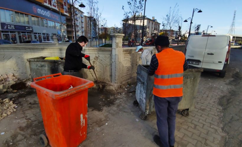 Belediye Başkanı Sayan, temizlik işçileriyle çöp topladı, süpürgeyle temizlik yaptı