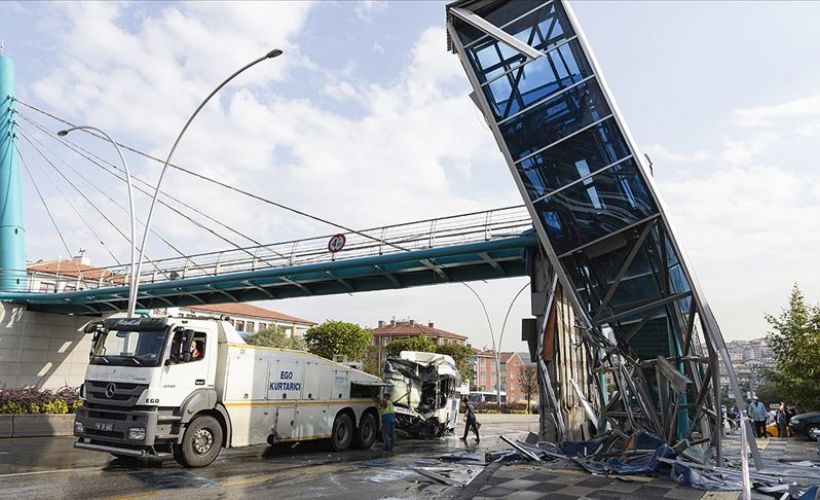 Başkentte belediye otobüsü yaya geçidine çarptı: 12 yaralı