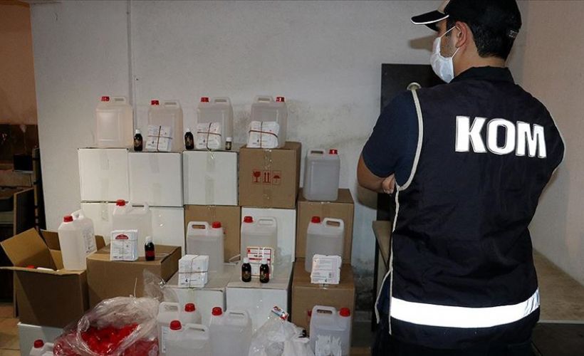 İzmir'de bir depoda yaklaşık 5 ton etil alkol ele geçirildi