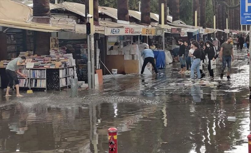 İzmir'de sağanak hayatı olumsuz etkiledi