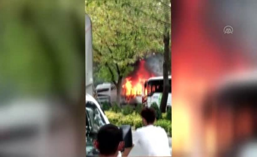 Beylikdüzü'nde park halindeki servis minibüsü yandı