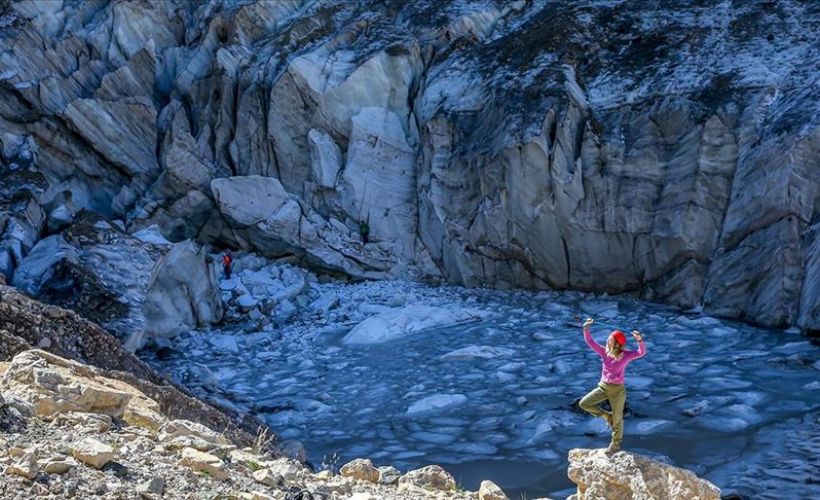 Türkiye'nin en büyük buzulu yerli yabancı doğaseverleri ağırlıyor