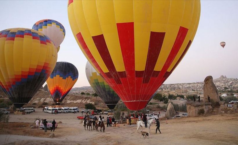 Yerli sıcak hava balonları ilk kez turistlerle uçtu