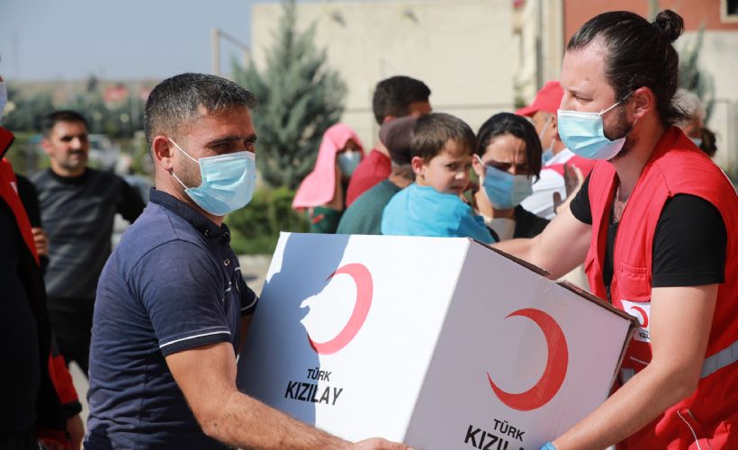 Yardım malzemeleri Azerbaycanlı ihtiyaç sahiplerine dağıtılıyor