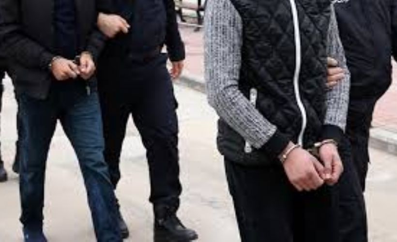 Kendilerini 'Binbaşı' olarak tanıtarak dolandırıcılık yaptığı iddia edilen 4 kişi tutuklandı