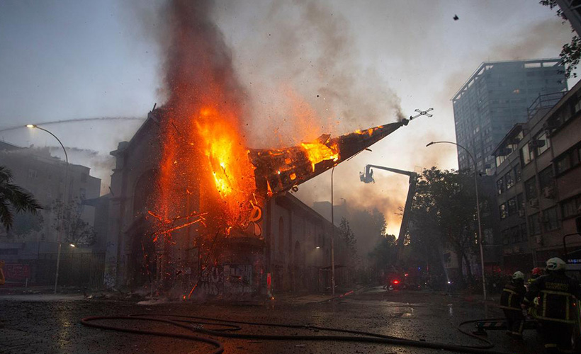 Şili'de protestocular kiliseyi yağmalayıp ateşe verdi