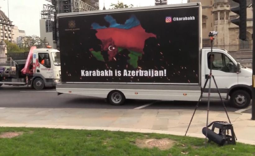 Londra sokaklarında mobil 'Karabağ Azerbaycan’dır' panosu