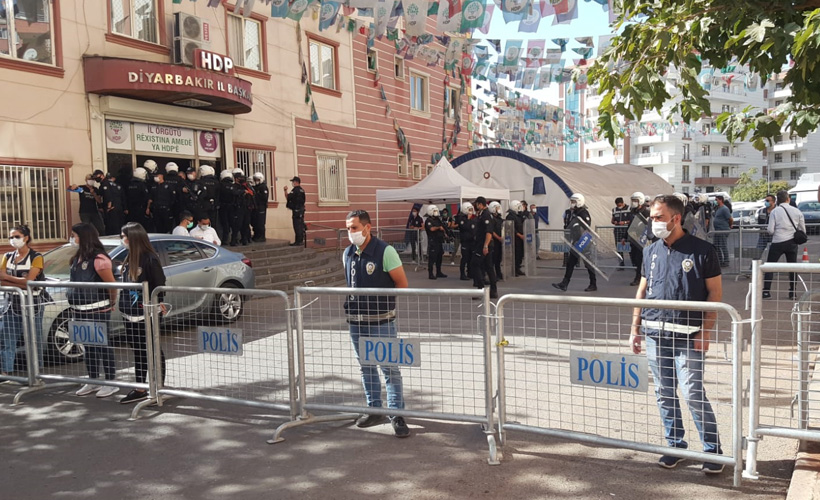 Diyarbakır'da HDP il binasına polis baskını