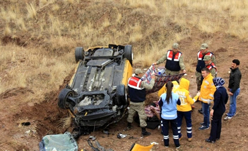 Sivas'ta otomobil devrildi: 1 ölü, 5 yaralı